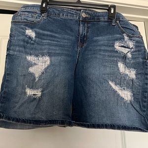 TORRID DISTRESSED BERMUDA SHORTS SIZE 20